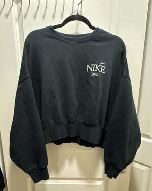 Nike Sportswear Phoenix Fleece 1972 Embroidered Oversized Cropped Crewneck Sweat